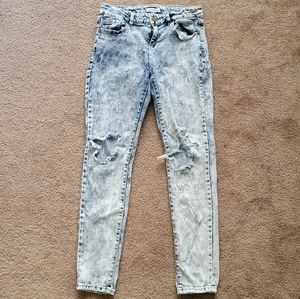 High-waisted ripped jeans